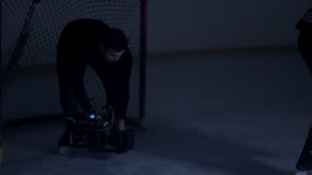 Cameraman skates volgende hockey speler uitvoering Puck — Stockvideo