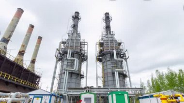 gaz ve petrol rafinerisi tesisi timelapse üretim kuleleri 