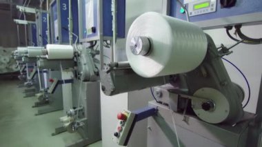 atölyede takviye iplikleri ile dönen bobinler