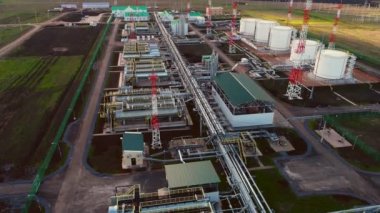 atölyeler ve büyük gaz rezervuarları üst görünüm yakın boru hatları