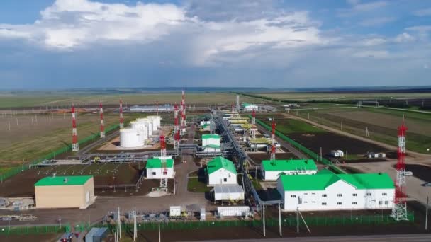 Estación de refinería de gas y petróleo con panorama aéreo de equipos — Vídeo de stock