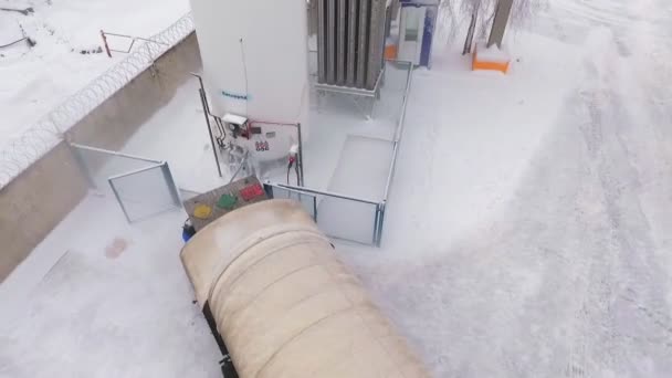 Widok lotniczy pracownik kontroluje Napełnianie zbiornika gazem skroplonego — Wideo stockowe