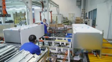 mavi kontrol ve dükkanda buzdolapları monte işçiler