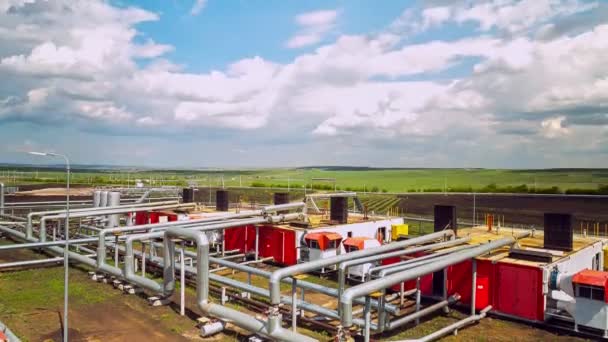 Buizen met stations bij gas-en olieraffinaderij timelapse — Stockvideo