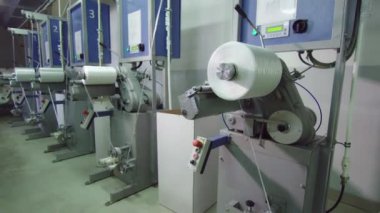 atölyede bobinler üzerine sarılmış lastik takviye iplikleri