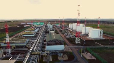 rezervuarlar hava panorama ile gaz ve petrol rafinerisi tesisi
