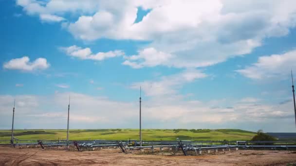 Gas-en olieleidingen op de grond bij raffinaderij complex timelapse — Stockvideo