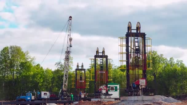 Industrial drilling equipment and staff on field timelapse — Stock Video