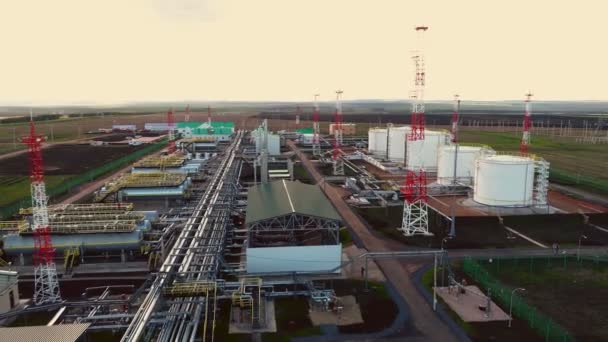 Planta de refinería de gas y petróleo con vista aérea de embalses — Vídeo de stock