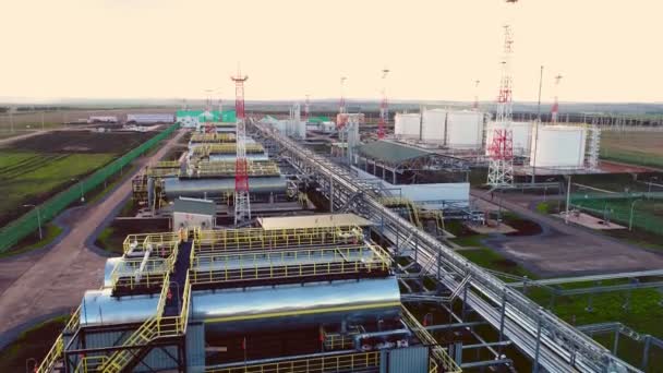 Enorme tanks met gasproducten bij raffinaderij fabriek Upper View — Stockvideo