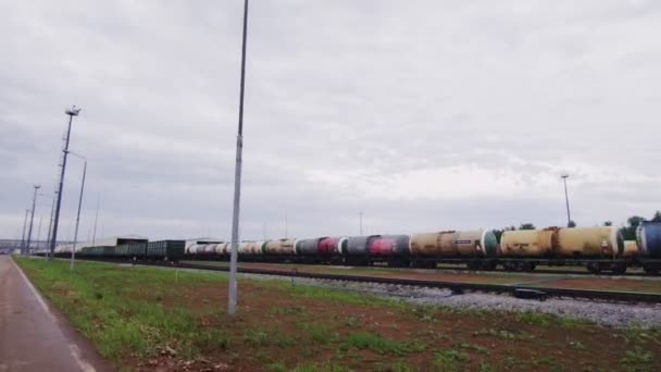 Goederentreinen met wagons en reservoirs op de spoorwegen in de fabriek — Stockvideo