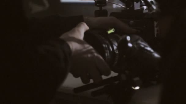 Cameraman installeert lens op digitale camera bij set close-up — Stockvideo