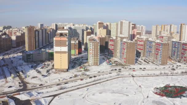 Житловий район біля молодого саду взимку з видом на море — стокове відео