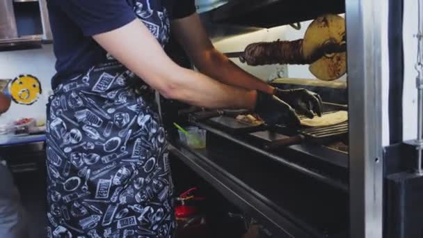 厨师烤皮塔和组装美味的菜在咖啡馆特写 — 图库视频影像