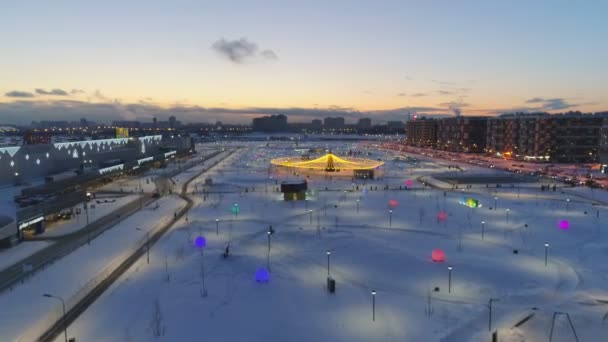 Park urządzony na święta Bożego Narodzenia w wieczornym widoku z góry — Wideo stockowe