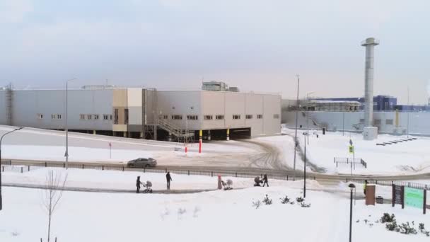 Luchtbeweging boven Winter Park naar industrieel complex — Stockvideo