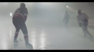 hokey oyuncusu arenada karşı kapı saldıran disk taşır