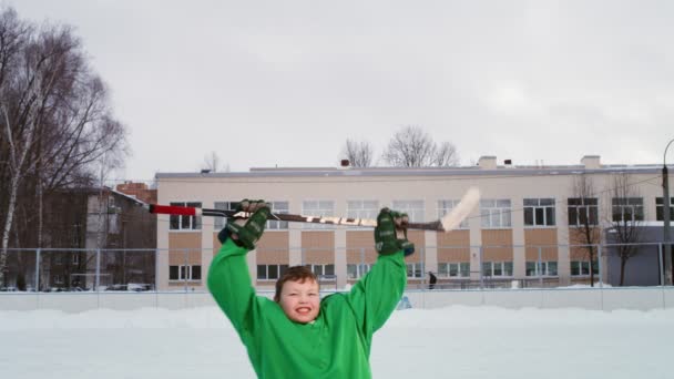 Jugador de hockey niño celebra la victoria en pista de hielo de invierno — Vídeos de Stock