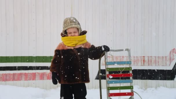 Kleine jongen met slee en vrouw hand met skates in de winter — Stockvideo