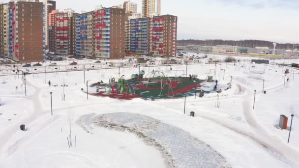 Lekplats rengöras från showen i Young Park Aerial View — Stockvideo