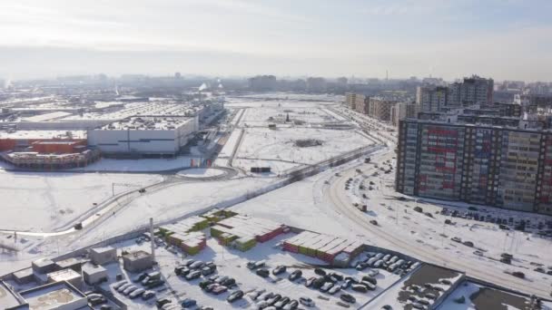 Завод и новый район в зимней воздушной панораме — стоковое видео