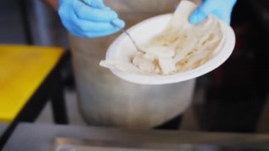 genç şef pide ile plaka üzerine farklı malzemeler koyar