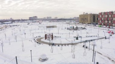 kış gününde oyun alanları ile park üzerinde hava hareketi