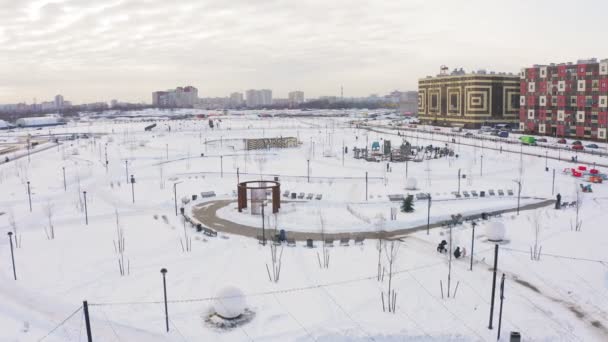 Повітряний рух над парком з дитячими майданчиками в зимовий день — стокове відео