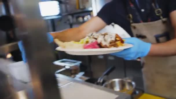 Ocak kafe mutfak closeup taze gıda ile plaka doldurur — Stok video
