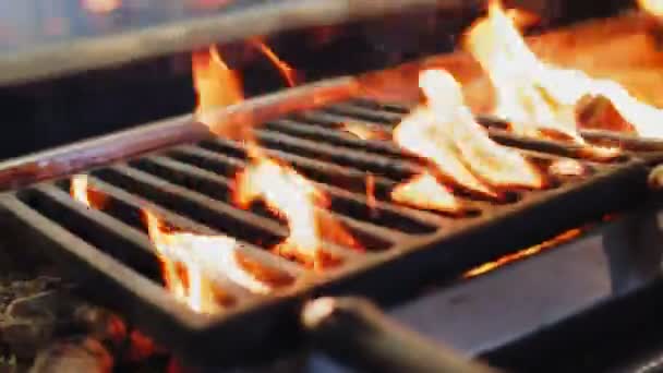 Brûle la flamme dans la cuisinière traditionnelle pour faire frire la viande vue de près — Video