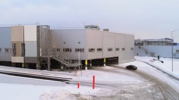Промышленный комплекс и дорога с автомобилями в зимнем воздушном виде — стоковое видео