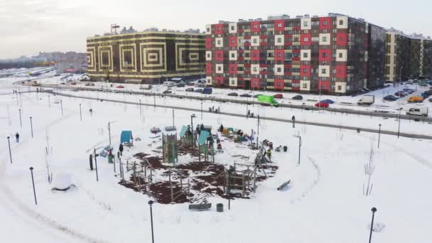 Kış üst görünümünde modern konut kompleksinde oyun alanı — Stok video