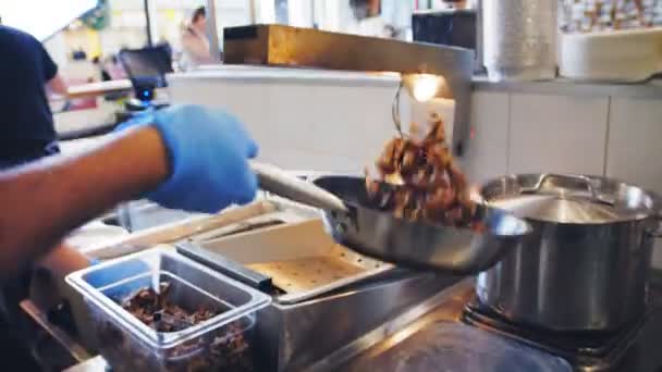 Chef fries fresh tasty meat in pan at fastfood cafe closeup — Stock Video
