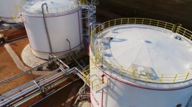 gaz ve petrol rafinerisi tesisi üst görüşte boru hattı ile tanklar