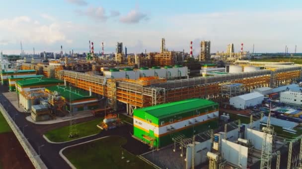 Complexe de raffinerie de gaz et de pétrole sous ciel bleu panorama aérien — Video