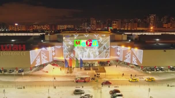 Díszített karácsonyi Mega Shopping Mall és éjszakai város — Stock videók