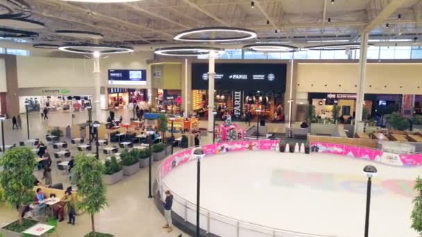 Зал торгового центра с зоной питания каток и магазины — стоковое видео
