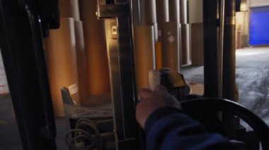 karton rulo ile depo boyunca forklift yükleyici sürücüler