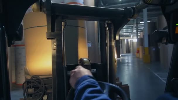 Carretilla elevadora lleva rollo de cartón para apilar en el almacenamiento — Vídeos de Stock