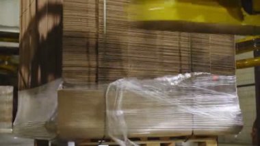 takım tezgahı film ile karton yığını kapsayan döner