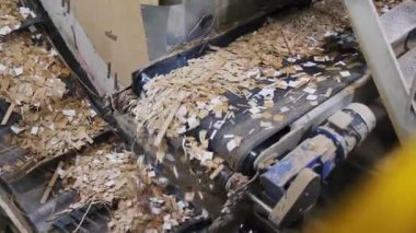 atölyede konveyör ile taşınan kesme kahverengi karton