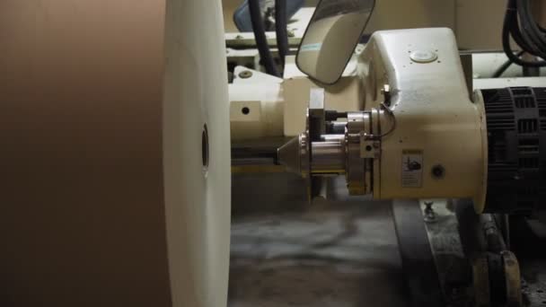 Automatyczna maszyna naprawia papier pakowy w warsztacie — Wideo stockowe