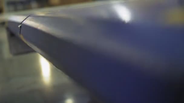 rouleau bleu tourne à l'usine de fabrication de papier stockage vue de près 