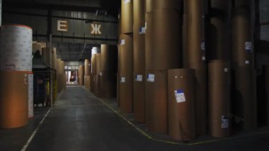 kağıt rulolar ve forklift yükleyiciler ile depolama boyunca hareket