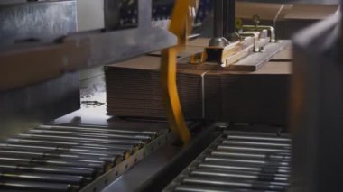 atölyede halat ile makine bağları karton klasör kutuları