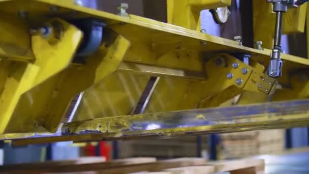 Manipulateur met boîtes pliées en carton sur palette en bois — Video