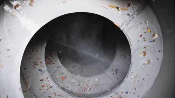 Détail en spirale rotatif avec déchets de papier et vapeur à l'usine — Video