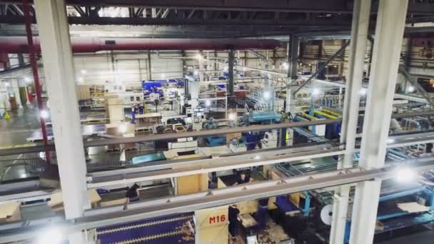 Цех бумагоделательной фабрики с производственной линией и персоналом — стоковое видео