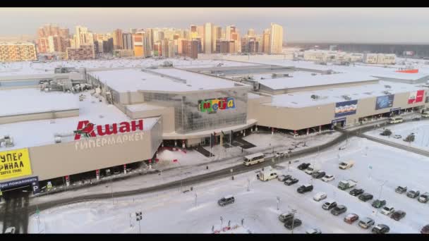 Kış hava görünümünde Auchan ile Mega alışveriş merkezi — Stok video