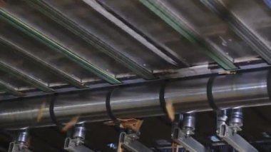 makine üretim atölyesinde kutular için karton keser